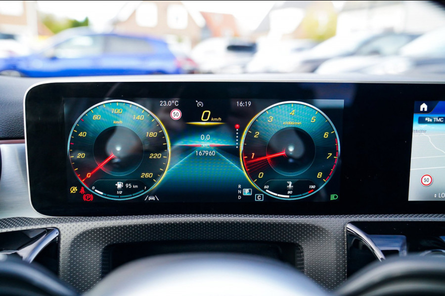 Mercedes-Benz A-Klasse 180 Premium Plus | Stoelverwarming | Panorama dak | Achteruitrijcamera | Digitaal dashboard