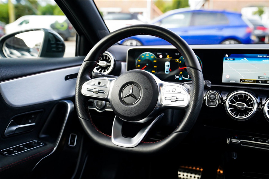 Mercedes-Benz A-Klasse 180 Premium Plus | Stoelverwarming | Panorama dak | Achteruitrijcamera | Digitaal dashboard