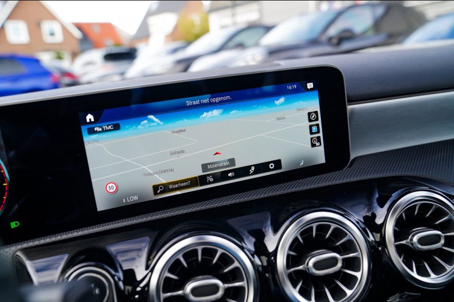 Mercedes-Benz A-Klasse 180 Premium Plus | Stoelverwarming | Panorama dak | Achteruitrijcamera | Digitaal dashboard