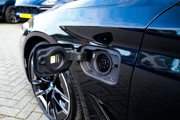 BMW 5 Serie 545e xDrive High Executive | Harman/Kardon | Laser LED | HuD | Facelift | Softclose | Panorama | Alcantara | Massage