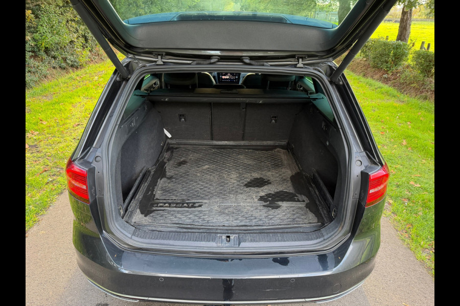 Volkswagen Passat Variant 1.6 TDI Highline Business R | Navi + Cruise control Nu € 10.275 Inclusief BTW,- !!!