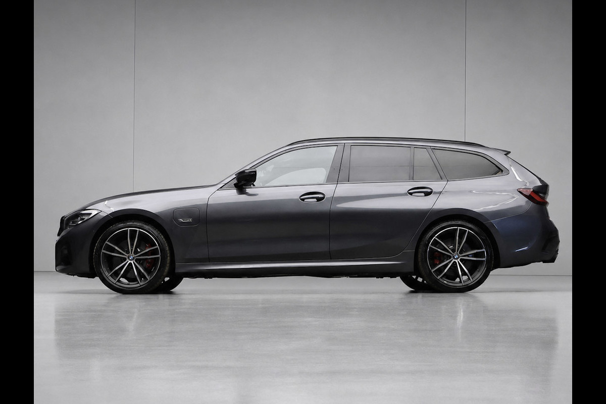 BMW 3 Serie Touring 330e High Executive Sport SOH 90,5% (PANORAMADAK,APPLE CARPLAY,NAVI,CAMERA,SFEERVERLICHTING,LED,SPORTSTOELEN)