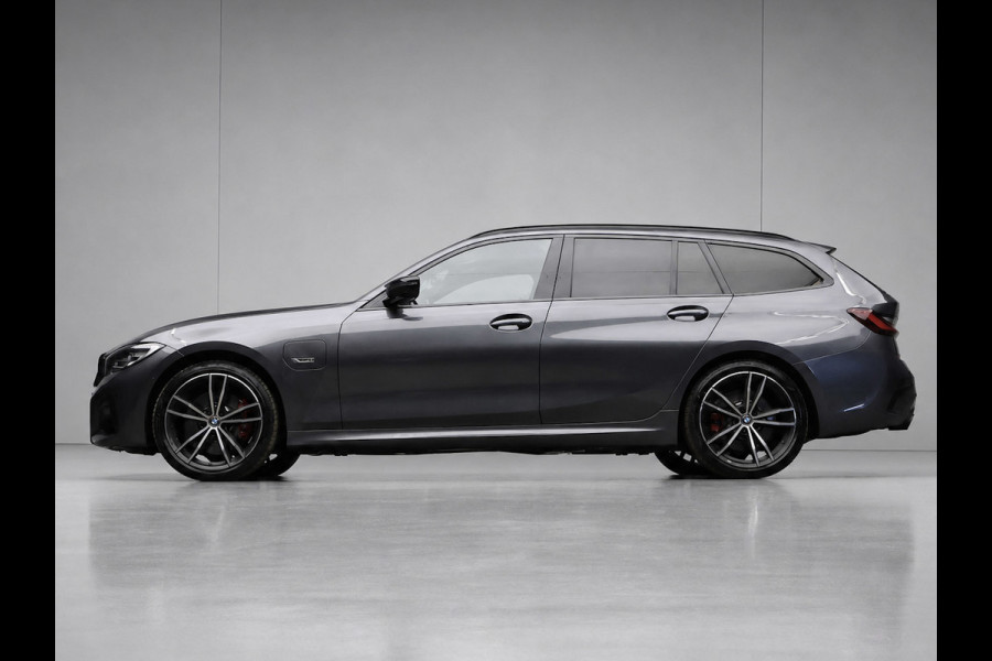 BMW 3 Serie Touring 330e High Executive Sport SOH 90,5% (PANORAMADAK,APPLE CARPLAY,NAVI,CAMERA,SFEERVERLICHTING,LED,SPORTSTOELEN)