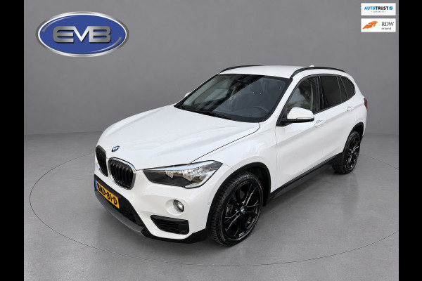 BMW X1 SDrive18i Executive, achteruitrijcamera, extra getint glas, electr bedienbare achterklep, parelmoer wit