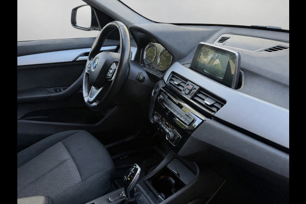 BMW X1 SDrive18i Executive, achteruitrijcamera, extra getint glas, electr bedienbare achterklep, parelmoer wit