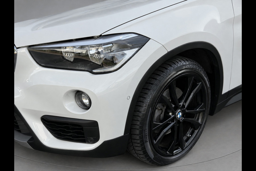 BMW X1 SDrive18i Executive, achteruitrijcamera, extra getint glas, electr bedienbare achterklep, parelmoer wit