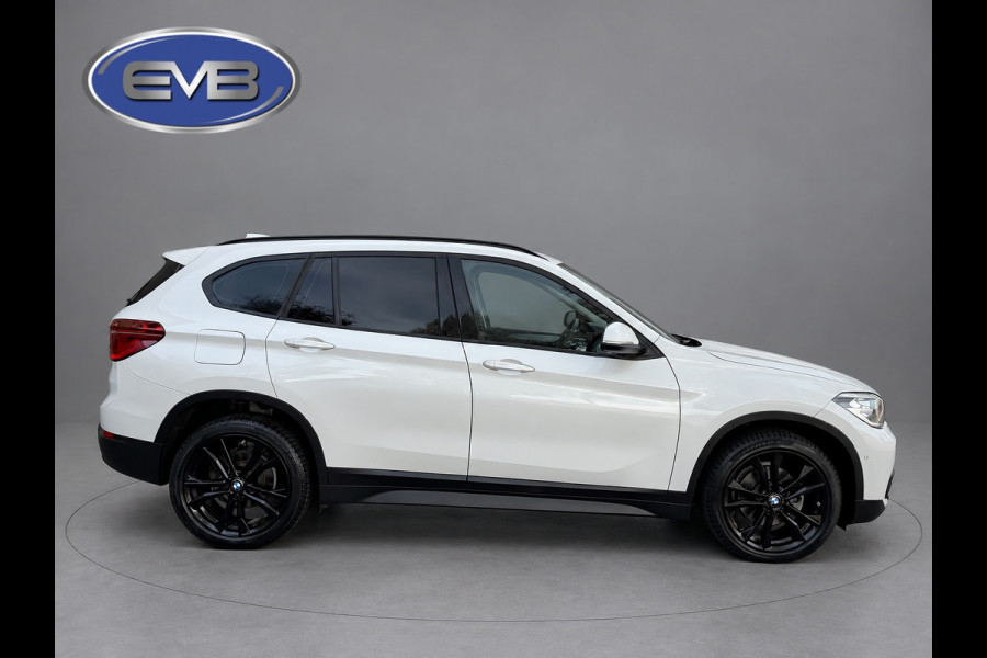 BMW X1 SDrive18i Executive, achteruitrijcamera, extra getint glas, electr bedienbare achterklep, parelmoer wit
