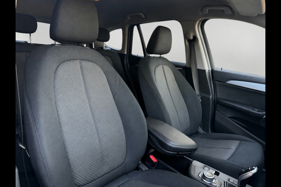 BMW X1 SDrive18i Executive, achteruitrijcamera, extra getint glas, electr bedienbare achterklep, parelmoer wit