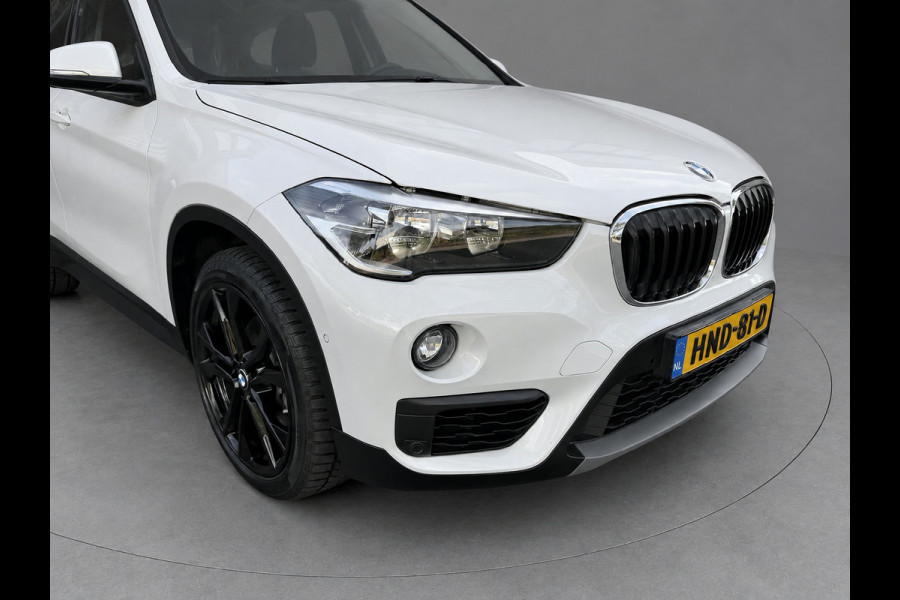 BMW X1 SDrive18i Executive, achteruitrijcamera, extra getint glas, electr bedienbare achterklep, parelmoer wit