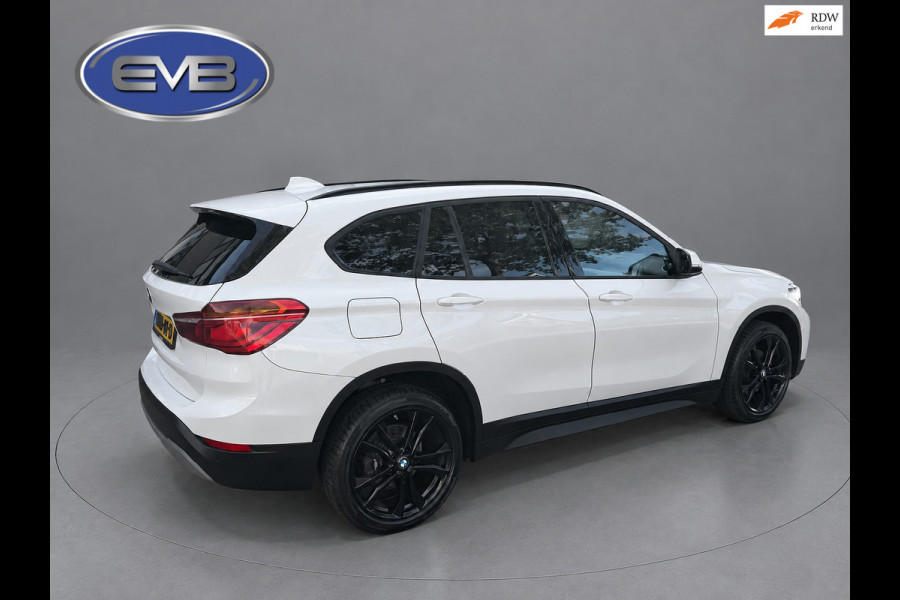 BMW X1 SDrive18i Executive, achteruitrijcamera, extra getint glas, electr bedienbare achterklep, parelmoer wit