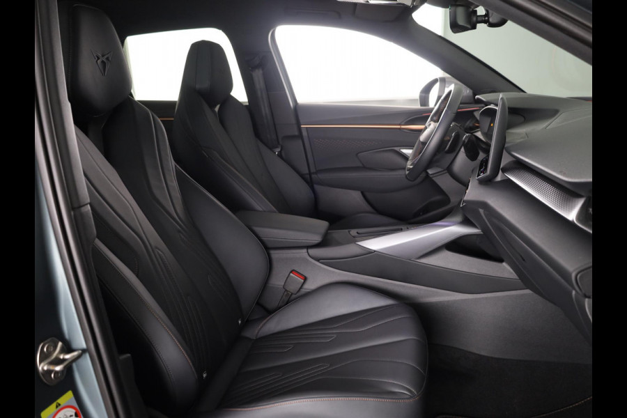 CUPRA Terramar 1.5 TSI e-Hybrid VZ America s CUP 272 pk Automaat | Navigatie | Panoramadak | Trekhaak (wegklapbaar) | Parkeersensoren (Park assist) | Rondomzicht camera | Lederen bekleding | Stoelverwarming |