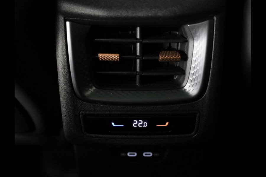 CUPRA Terramar 1.5 TSI e-Hybrid VZ America s CUP 272 pk Automaat | Navigatie | Panoramadak | Trekhaak (wegklapbaar) | Parkeersensoren (Park assist) | Rondomzicht camera | Lederen bekleding | Stoelverwarming |