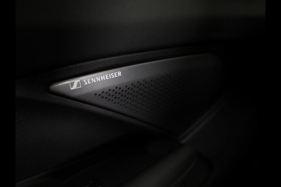 CUPRA Terramar 1.5 TSI e-Hybrid VZ America s CUP 272 pk Automaat | Navigatie | Panoramadak | Trekhaak (wegklapbaar) | Parkeersensoren (Park assist) | Rondomzicht camera | Lederen bekleding | Stoelverwarming |