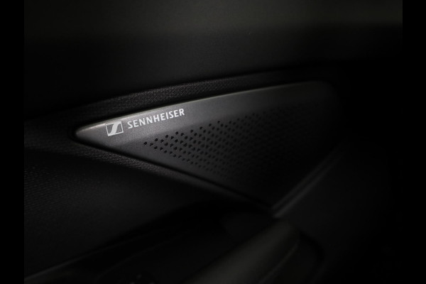 CUPRA Terramar 1.5 TSI e-Hybrid VZ America s CUP 272 pk Automaat | Navigatie | Panoramadak | Trekhaak (wegklapbaar) | Parkeersensoren (Park assist) | Rondomzicht camera | Lederen bekleding | Stoelverwarming |