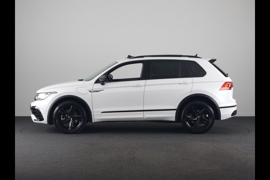 Volkswagen Tiguan 1.4 TSI eHybrid R-Line Business 245 pk Automaat (DSG) | Navigatie | Panoramadak | Parkeersensoren (Park assist) | Rondomzicht camera | Lederen bekleding | Elektr. voorstoelen met geheugen | Black Style pakket | R-Line |