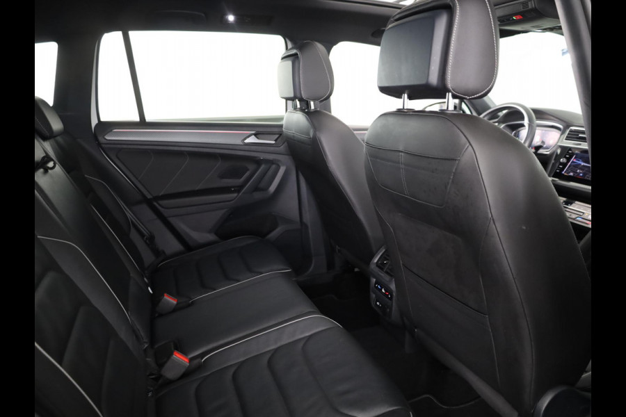 Volkswagen Tiguan 1.4 TSI eHybrid R-Line Business 245 pk Automaat (DSG) | Navigatie | Panoramadak | Parkeersensoren (Park assist) | Rondomzicht camera | Lederen bekleding | Elektr. voorstoelen met geheugen | Black Style pakket | R-Line |
