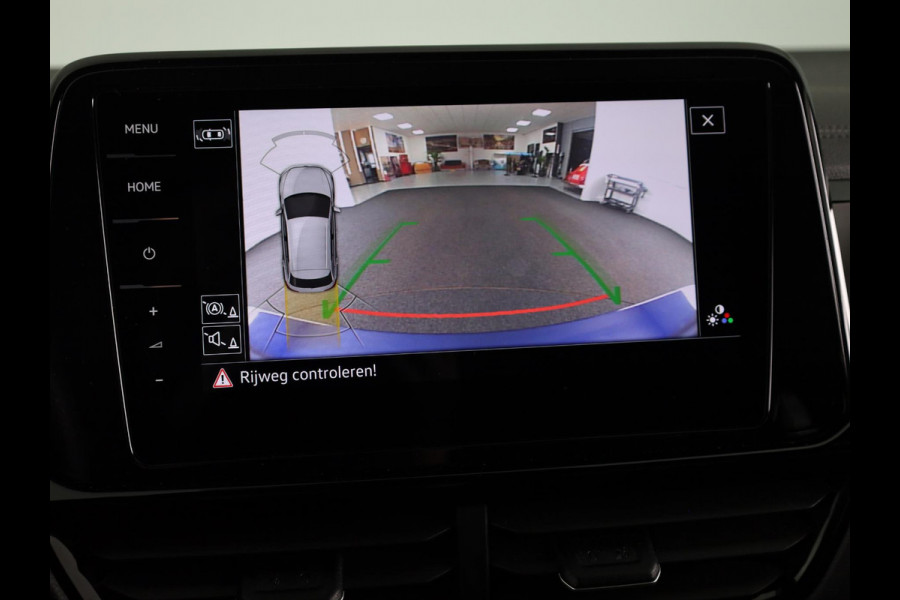 Volkswagen T-Roc 1.5 TSI R-Line 150 pk Automaat (DSG) | Verlengde garantie | Navigatie | Panoramadak | Trekhaak (afneembaar) | Parkeersensoren (Park assist) | Achteruitrijcamera | Black Style pakket | R-Line |