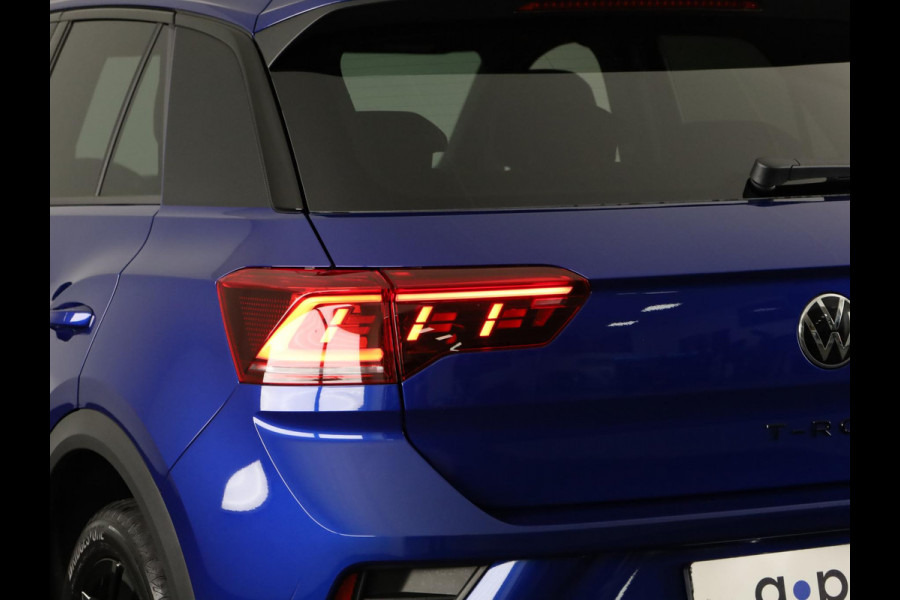 Volkswagen T-Roc 1.5 TSI R-Line 150 pk Automaat (DSG) | Verlengde garantie | Navigatie | Panoramadak | Trekhaak (afneembaar) | Parkeersensoren (Park assist) | Achteruitrijcamera | Black Style pakket | R-Line |
