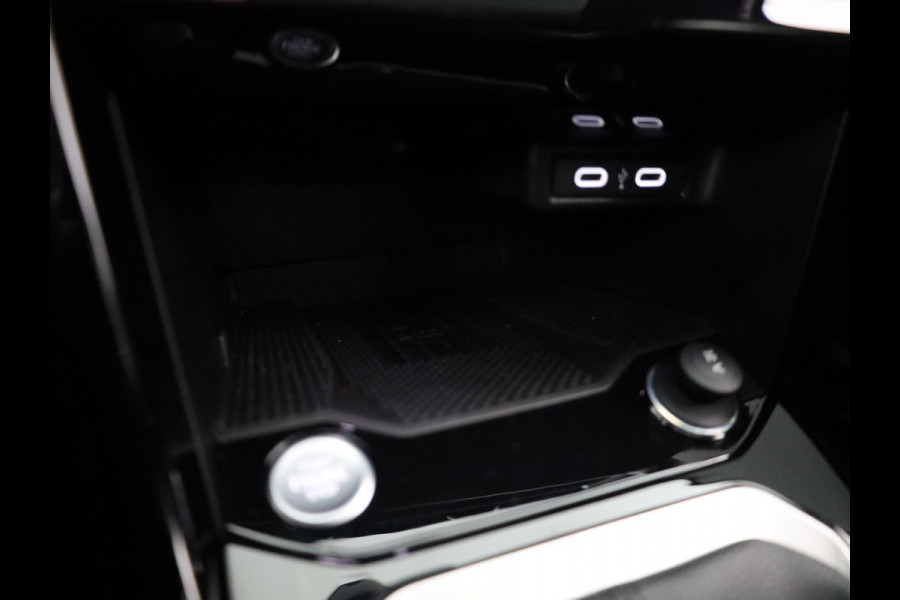 Volkswagen T-Roc 1.5 TSI R-Line 150 pk Automaat (DSG) | Verlengde garantie | Navigatie | Panoramadak | Trekhaak (afneembaar) | Parkeersensoren (Park assist) | Achteruitrijcamera | Black Style pakket | R-Line |