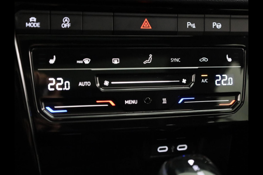 Volkswagen T-Roc 1.5 TSI R-Line 150 pk Automaat (DSG) | Verlengde garantie | Navigatie | Panoramadak | Trekhaak (afneembaar) | Parkeersensoren (Park assist) | Achteruitrijcamera | Black Style pakket | R-Line |