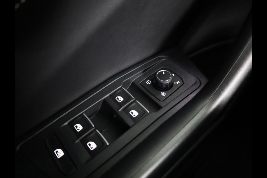 Volkswagen T-Roc 1.5 TSI R-Line 150 pk Automaat (DSG) | Verlengde garantie | Navigatie | Panoramadak | Trekhaak (afneembaar) | Parkeersensoren (Park assist) | Achteruitrijcamera | Black Style pakket | R-Line |