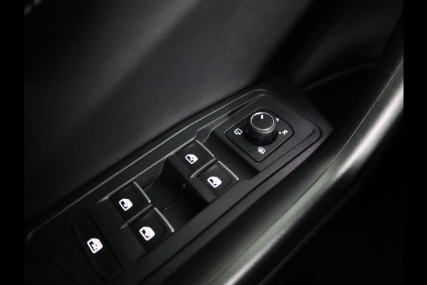 Volkswagen T-Roc 1.5 TSI R-Line 150 pk Automaat (DSG) | Verlengde garantie | Navigatie | Panoramadak | Trekhaak (afneembaar) | Parkeersensoren (Park assist) | Achteruitrijcamera | Black Style pakket | R-Line |