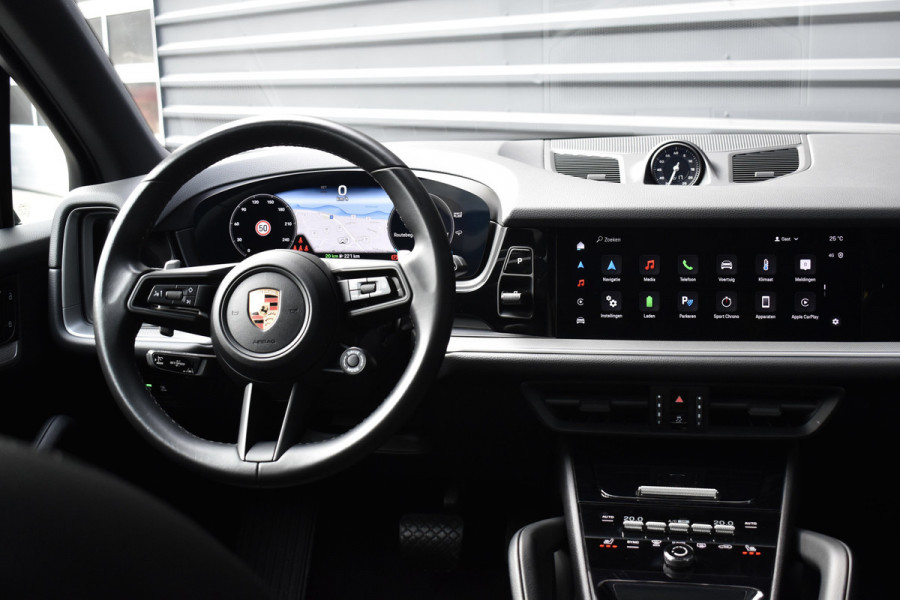 Porsche Cayenne 3.0 E-Hybrid SportDesign | Panorama | 22'' Wielen | Trekhaak | Sfeerverlichting | Luchtvering | Orig. NL |