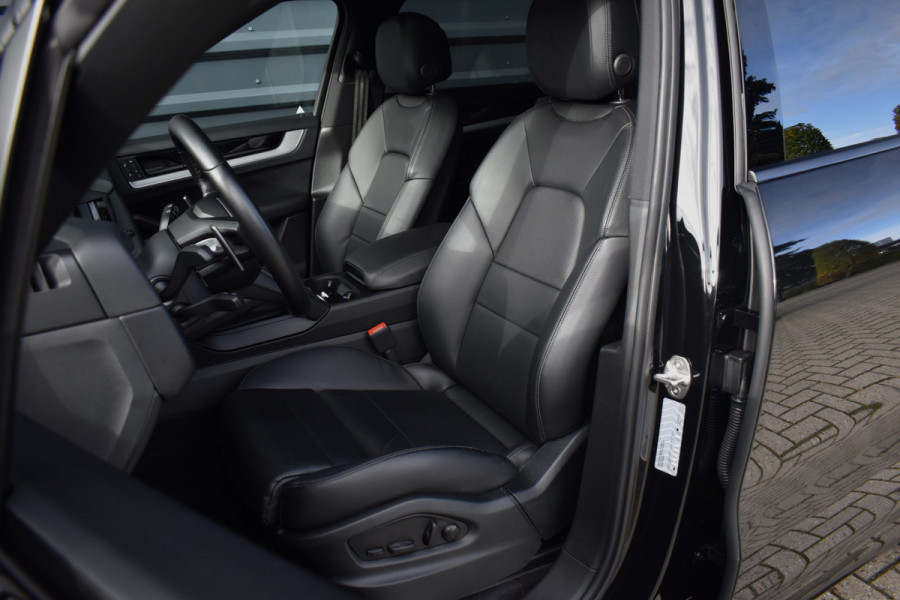 Porsche Cayenne 3.0 E-Hybrid SportDesign | Panorama | 22'' Wielen | Trekhaak | Sfeerverlichting | Luchtvering | Orig. NL |