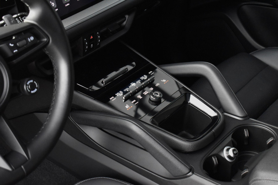 Porsche Cayenne 3.0 E-Hybrid SportDesign | Panorama | 22'' Wielen | Trekhaak | Sfeerverlichting | Luchtvering | Orig. NL |