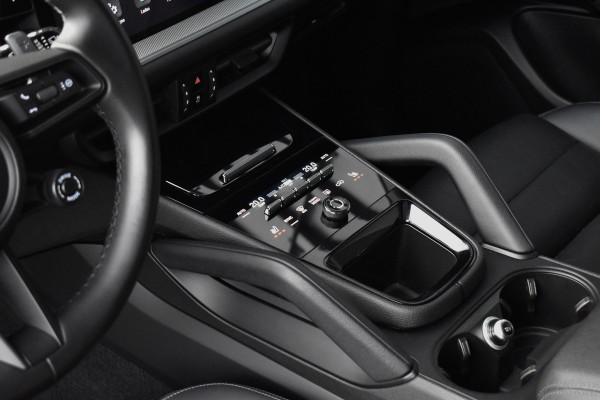 Porsche Cayenne 3.0 E-Hybrid SportDesign | Panorama | 22'' Wielen | Trekhaak | Sfeerverlichting | Luchtvering | Orig. NL |