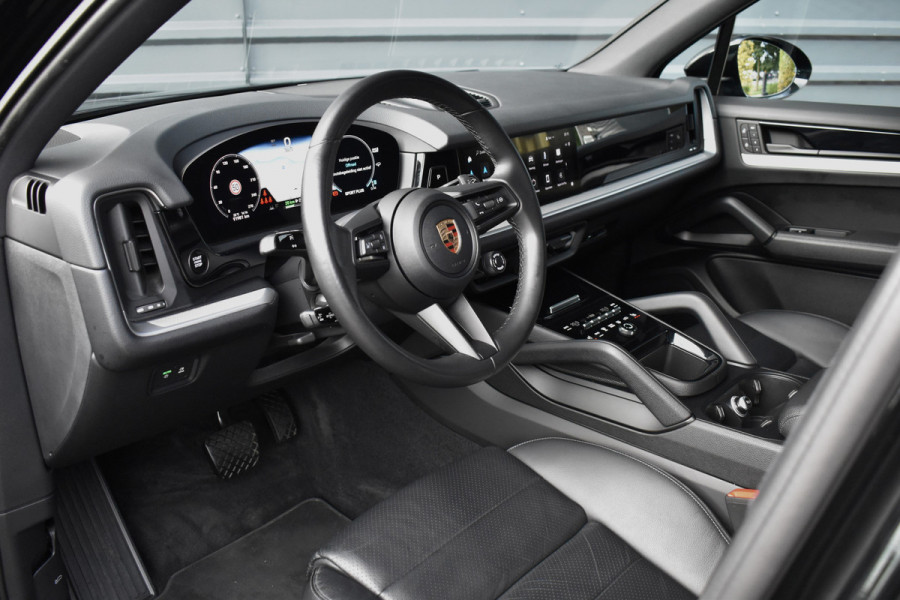 Porsche Cayenne 3.0 E-Hybrid SportDesign | Panorama | 22'' Wielen | Trekhaak | Sfeerverlichting | Luchtvering | Orig. NL |