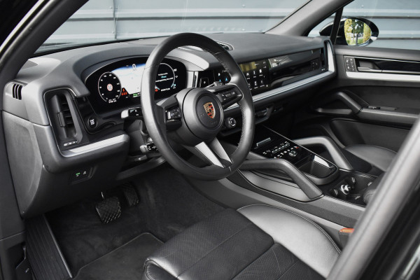 Porsche Cayenne 3.0 E-Hybrid SportDesign | Panorama | 22'' Wielen | Trekhaak | Sfeerverlichting | Luchtvering | Orig. NL |