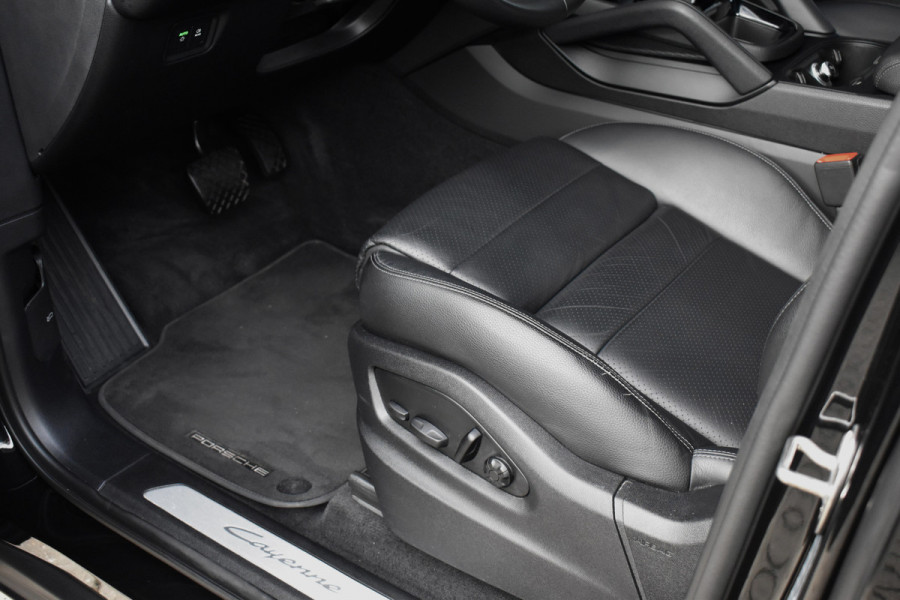 Porsche Cayenne 3.0 E-Hybrid SportDesign | Panorama | 22'' Wielen | Trekhaak | Sfeerverlichting | Luchtvering | Orig. NL |