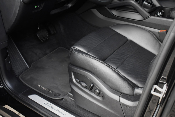 Porsche Cayenne 3.0 E-Hybrid SportDesign | Panorama | 22'' Wielen | Trekhaak | Sfeerverlichting | Luchtvering | Orig. NL |