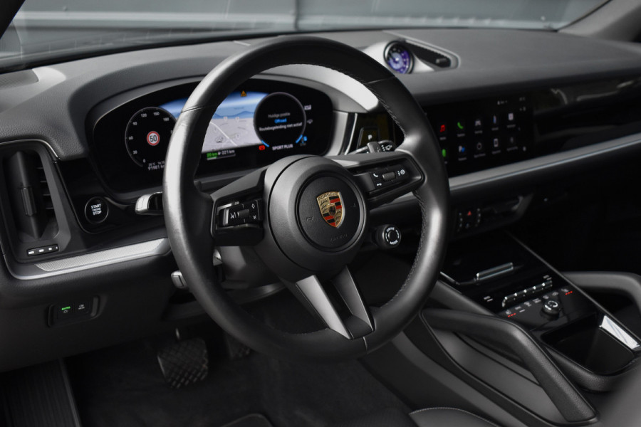 Porsche Cayenne 3.0 E-Hybrid SportDesign | Panorama | 22'' Wielen | Trekhaak | Sfeerverlichting | Luchtvering | Orig. NL |