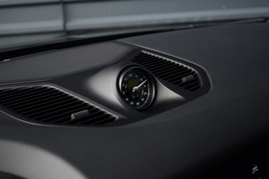 Porsche Cayenne 3.0 E-Hybrid SportDesign | Panorama | 22'' Wielen | Trekhaak | Sfeerverlichting | Luchtvering | Orig. NL |