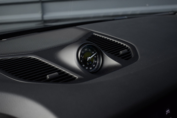 Porsche Cayenne 3.0 E-Hybrid SportDesign | Panorama | 22'' Wielen | Trekhaak | Sfeerverlichting | Luchtvering | Orig. NL |
