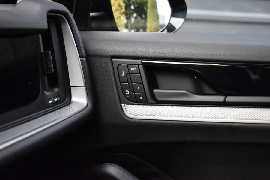 Porsche Cayenne 3.0 E-Hybrid SportDesign | Panorama | 22'' Wielen | Trekhaak | Sfeerverlichting | Luchtvering | Orig. NL |
