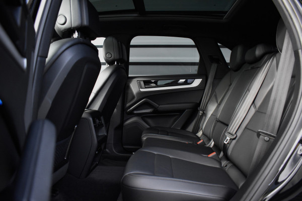 Porsche Cayenne 3.0 E-Hybrid SportDesign | Panorama | 22'' Wielen | Trekhaak | Sfeerverlichting | Luchtvering | Orig. NL |