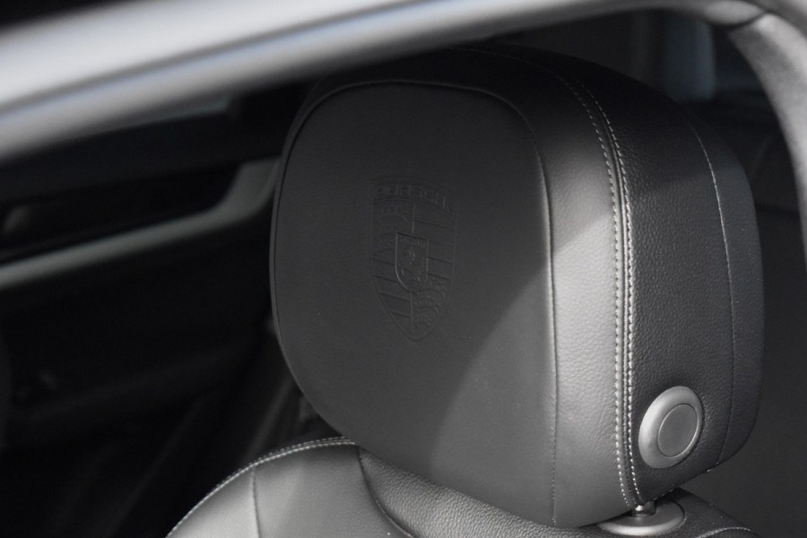 Porsche Cayenne 3.0 E-Hybrid SportDesign | Panorama | 22'' Wielen | Trekhaak | Sfeerverlichting | Luchtvering | Orig. NL |