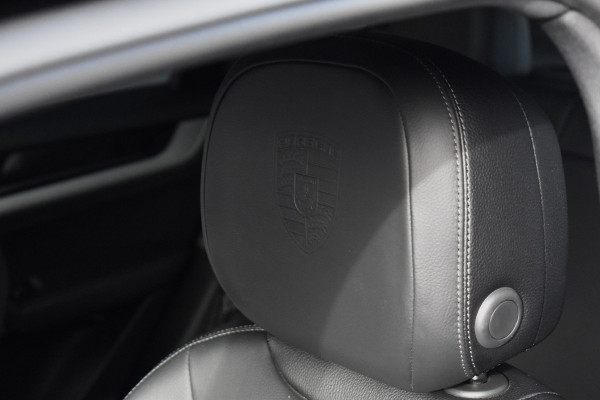 Porsche Cayenne 3.0 E-Hybrid SportDesign | Panorama | 22'' Wielen | Trekhaak | Sfeerverlichting | Luchtvering | Orig. NL |