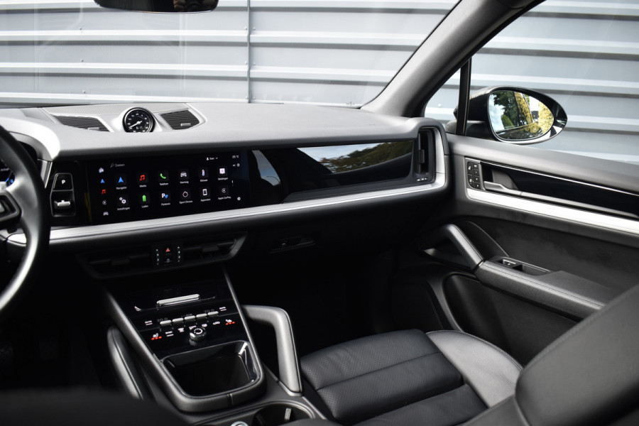 Porsche Cayenne 3.0 E-Hybrid SportDesign | Panorama | 22'' Wielen | Trekhaak | Sfeerverlichting | Luchtvering | Orig. NL |