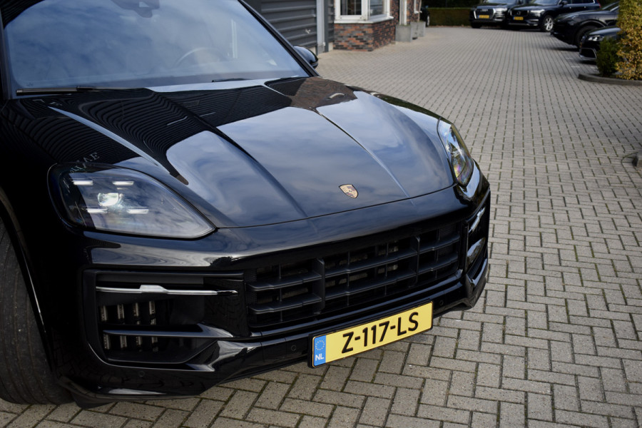 Porsche Cayenne 3.0 E-Hybrid SportDesign | Panorama | 22'' Wielen | Trekhaak | Sfeerverlichting | Luchtvering | Orig. NL |