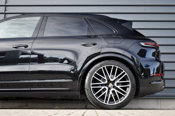 Porsche Cayenne 3.0 E-Hybrid SportDesign | Panorama | 22'' Wielen | Trekhaak | Sfeerverlichting | Luchtvering | Orig. NL |
