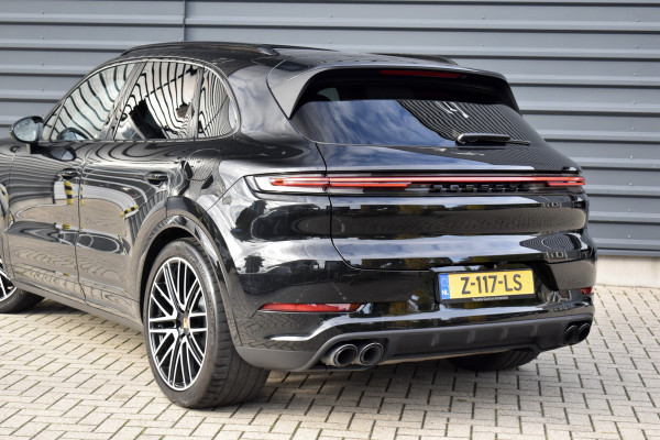 Porsche Cayenne 3.0 E-Hybrid SportDesign | Panorama | 22'' Wielen | Trekhaak | Sfeerverlichting | Luchtvering | Orig. NL |