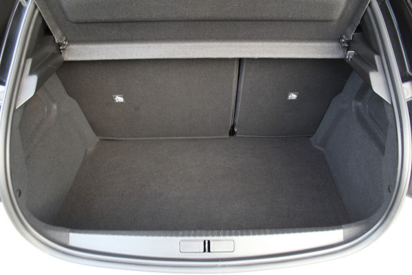 Opel Corsa 1.2-100pk Turbo Elegance Sky. In nieuwstaat verkerende Opel Corsa ! Autm. airco, cruise cntrl, lane assist, panoramadak, verwarmde stoelen, LM wielen, camera, parkeersensoren, navigatie by Apple Carplay/Android auto, metallic, LED verl. etc.