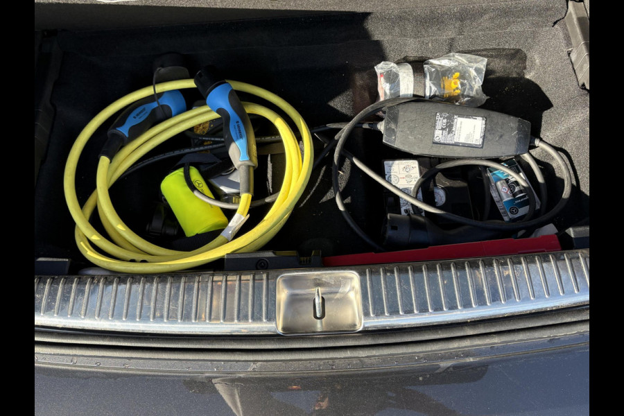 Mercedes-Benz E-Klasse Estate 300 e Business Solution AMG MERCEDES GARANTIE T/M 03-2028 | SOH 93% | PANORAMADAK | ELEKTRISCHE TREKHAAK | DEALER ONDERHOUDEN | APPLE CARPLAY/ANDROID AUTO | BURMESTER AUDIO | 360° CAMERA |