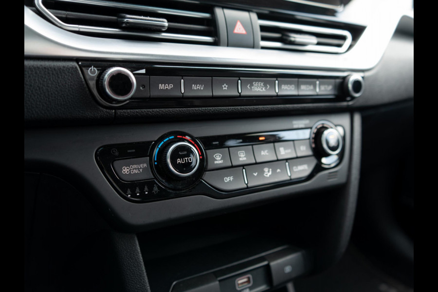 Kia e-Niro DynamicPlusLine 64 kWh SOH 98,7 % |Stoel en stuurverwarming | Schuif/-kanteldak | Achteruitrijcamera | Navigatie | Carplay | PDC voor & achter | Achteruitrijcamera