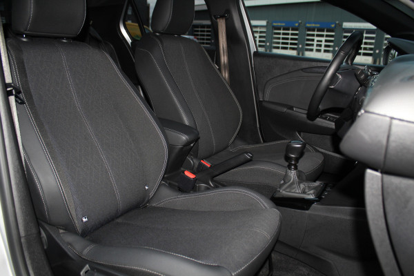 Opel Corsa 1.2-100pk Turbo Elegance Sky. In nieuwstaat verkerende Opel Corsa ! Autm. airco, cruise cntrl, lane assist, panoramadak, verwarmde stoelen, LM wielen, camera, parkeersensoren, navigatie by Apple Carplay/Android auto, metallic, LED verl. etc.