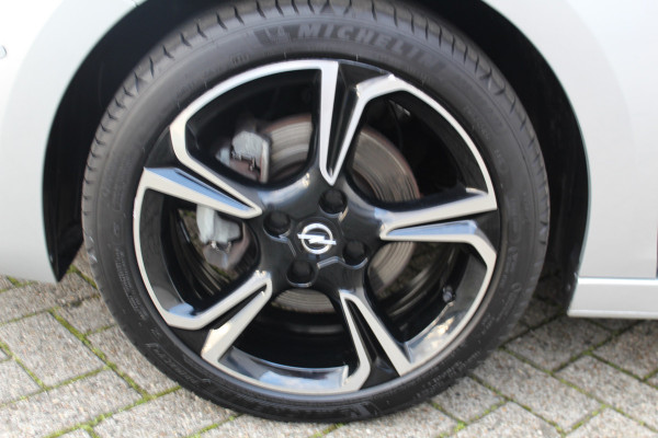 Opel Corsa 1.2-100pk Turbo Elegance Sky. In nieuwstaat verkerende Opel Corsa ! Autm. airco, cruise cntrl, lane assist, panoramadak, verwarmde stoelen, LM wielen, camera, parkeersensoren, navigatie by Apple Carplay/Android auto, metallic, LED verl. etc.